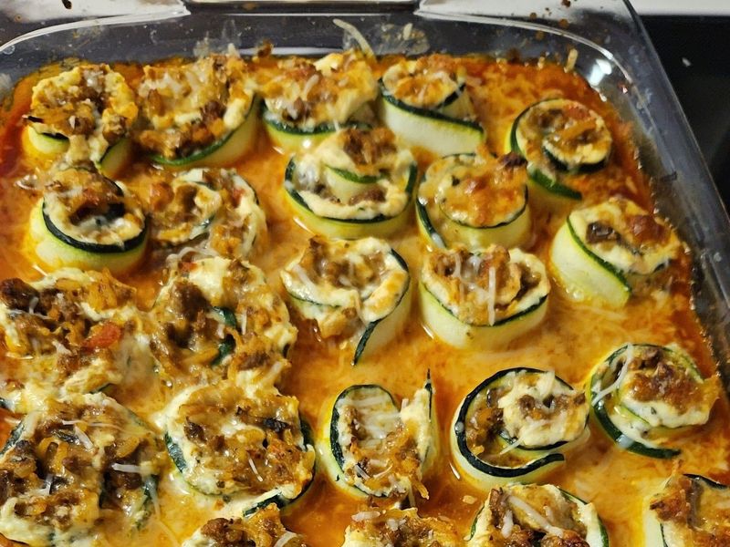Stuffed zucchini rolls baked with cheese